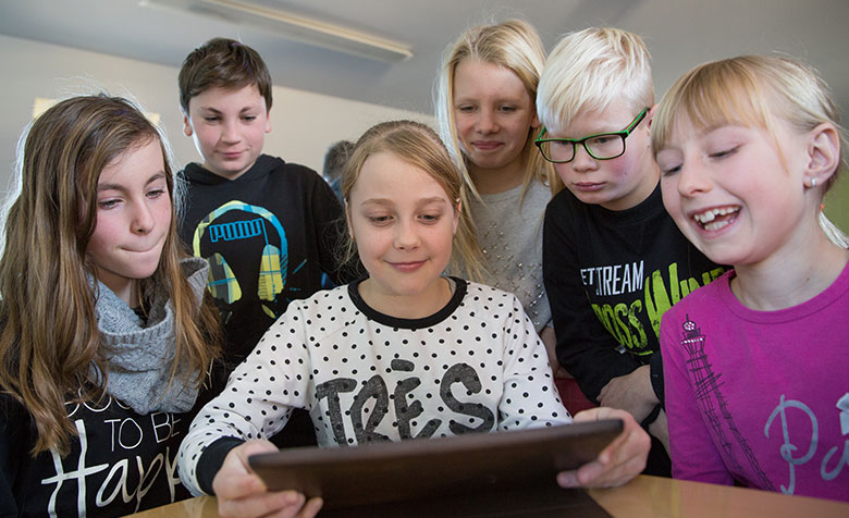 Schüler:innen während des Projekts bei der Tablet-Nutzung